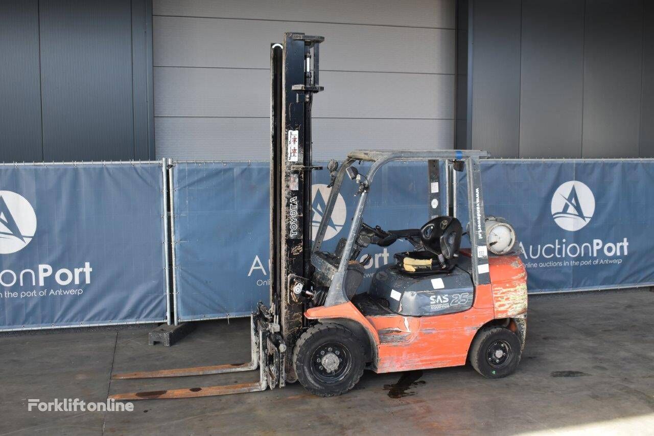 Toyota 42-7FGF25 gas forklift
